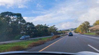 Los Angeles, California, ABD-4 Aralık 2022 HWY 101 'de Santa Barbara, California yakınlarında yol bulutlarla kaplanarak, hala kasvetli bir atmosfer yaratıyor.