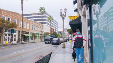 Pasadena, California, ABD-4 Aralık 2022 - Kasvetli bir kış gününde Pasadenas şehir merkezinde tarihi, ağaçlarla kaplı sokaklar sakin ve kasvetli bir atmosferle kaplanır.