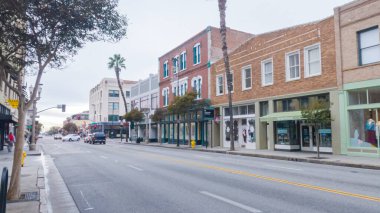 Pasadena, California, ABD-4 Aralık 2022 - Kasvetli bir kış gününde Pasadenas şehir merkezinde tarihi, ağaçlarla kaplı sokaklar sakin ve kasvetli bir atmosferle kaplanır.