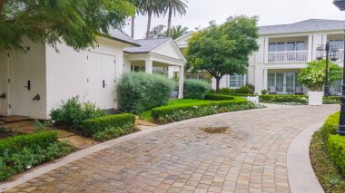 Los Angeles, Kaliforniya, ABD-4 Aralık 2022-POV-Kasvetli bir kış gününde sakin bir yürüyüş, Kaliforniya 'daki Miramar Plajı boyunca uzanan zarif Rosewood Oteli' nde gerçekleşir. Şey...