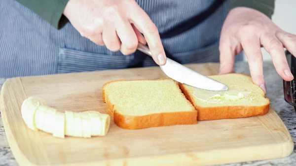 Einer Modernen Weißen Küche Werden Butterbananen Und Brioche Brot Zubereitet — Stockfoto