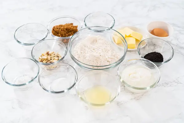 Ingredienti Misurati Ciotole Miscelazione Vetro Cuocere Muffin Semi Papavero Limone — Foto Stock
