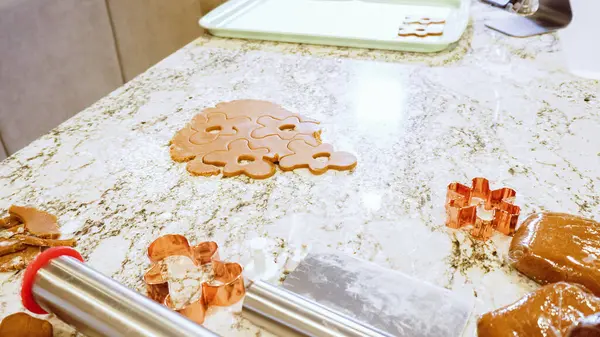 Usando Vários Cortadores Biscoitos Festivos Foram Cortando Biscoitos Gengibre Encantadores — Fotografia de Stock