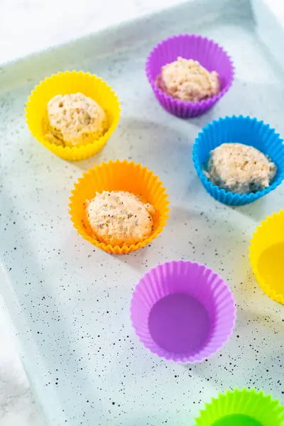 Auslöffeln Von Cupcake Teig Mit Teiglöffel Silikon Muffin Liner Zitronenmohn — Stockfoto