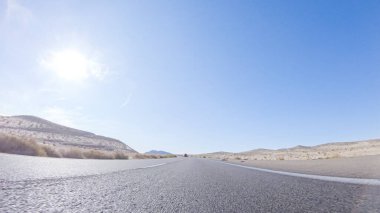 Nevada 'dan Kaliforniya' ya bir yolculuğa çıkmak, 15. Otoyol 'da sürmek, manzaralı manzaralar ve eyaletler arasında heyecanlı bir yolculuk sunuyor..