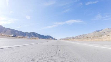 Nevada 'dan Kaliforniya' ya bir yolculuğa çıkmak, 15. Otoyol 'da sürmek, manzaralı manzaralar ve eyaletler arasında heyecanlı bir yolculuk sunuyor..