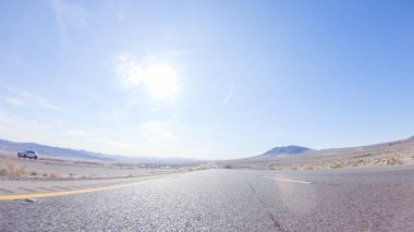 Nevada 'dan Kaliforniya' ya bir yolculuğa çıkmak, 15. Otoyol 'da sürmek, manzaralı manzaralar ve eyaletler arasında heyecanlı bir yolculuk sunuyor..