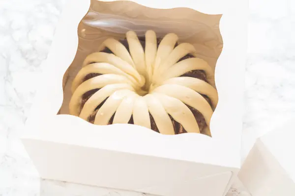 Taze Pişmiş Kekler Beyaz Kağıt Kutulara Dikkatlice Yerleştirilir Lezzetli Görünümlerini — Stok fotoğraf