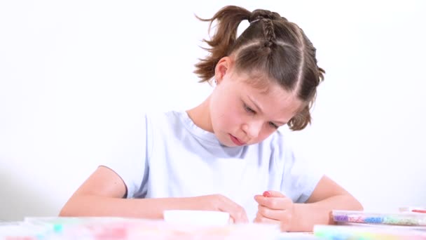 Νεαρό Κορίτσι Επικεντρώθηκε Βαθιά Στην Τέχνη Της Δημιουργίας Βραχιολιών Περνώντας — Αρχείο Βίντεο