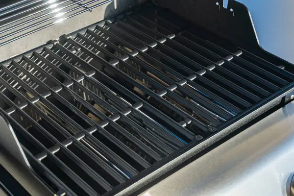 Close Reveals Pristine Griddle New Two Burner Grill Prominently Displayed — Stock Photo, Image