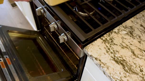 現代のホワイトキッチンでは 大きな有機アスパラガスは 大きな調理鍋で蒸しています — ストック動画