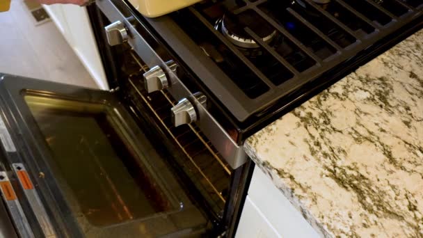 在一个现代的白色厨房里 大的有机芦笋正在一个大锅里蒸着 — 图库视频影像