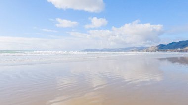 Pismo Sahili, kış günlerinde oldukça boş. Geniş kumlu sahili ve dalgaların rahatlatıcı sesleriyle huzurlu ve huzurlu bir atmosfer sunuyor..
