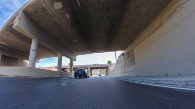 Primm, Nevada, ABD-3 Aralık 2022 - Gündüz, Primm caddelerinde, canlı kumarhanelerin yakınında, bu hareketli eğlence merkezinin heyecan verici atmosferine bir göz atıyor.