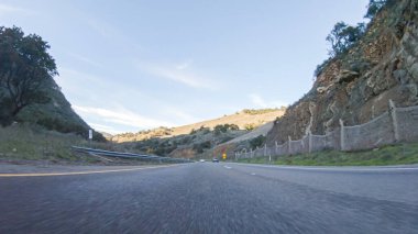 Güneşli bir kış gününün güzelliğiyle Las Cruces yakınlarındaki HWY 1 'de gezinen Kaliforniya, berrak mavi gökyüzünün arka planına karşı fevkalade kıyı manzarası sunuyor..