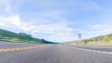 Güneşli bir kış gününün güzelliğiyle Las Cruces yakınlarındaki HWY 1 'de gezinen Kaliforniya, berrak mavi gökyüzünün arka planına karşı fevkalade kıyı manzarası sunuyor..