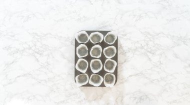 Düz yatıyordu. Tarçınsız kek pişirmek için kek tepsisini kağıt lalelerle kaplamak..