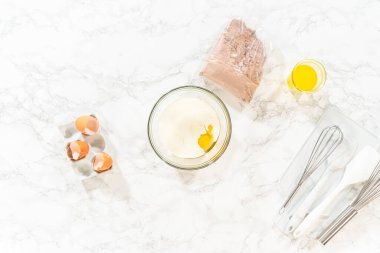 Düz yatıyordu. El çırpma makinesiyle, malzemeler cam karıştırma kabında ustalıkla karıştırılarak nefis bir çikolatalı kek elde ediliyor..