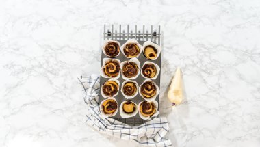 Düz yatıyordu. Kaval çantasındaki krem peynirli kremayla mayasız tarçınsız çörekleri süslüyor..