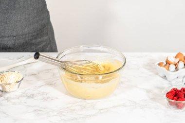 Bir çırpma makinesiyle, ölçülen malzemeler bir araya gelir. Pasta hamurunu bu lezzetli keke hazırlamak için ustalıkla karıştırılır..