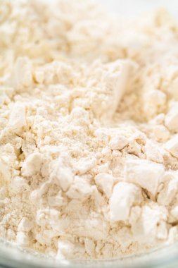 Bardaktaki ölçülü malzemeler mayasız tarçınlı kek pişirmek için karıştırılmış kaseler..