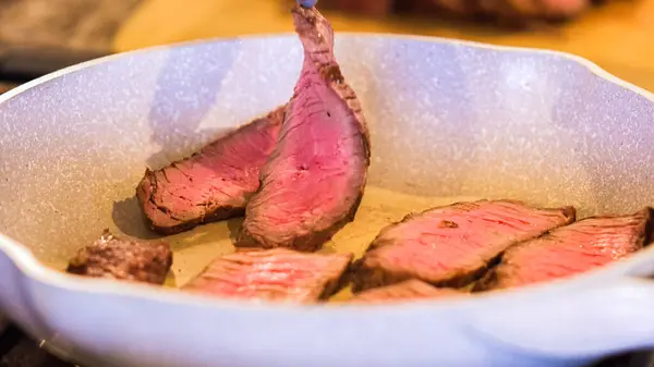 Tongs Turning Succulent Medium Rare Steak Strips Speckled Ceramic Skillet — Stock Photo, Image