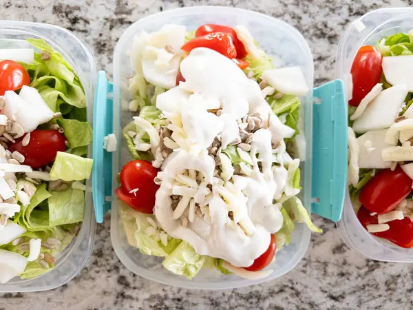 Recipientes Cheios Salada Molho Preparados Para Preparação Refeição Almoço Conveniente — Fotografia de Stock