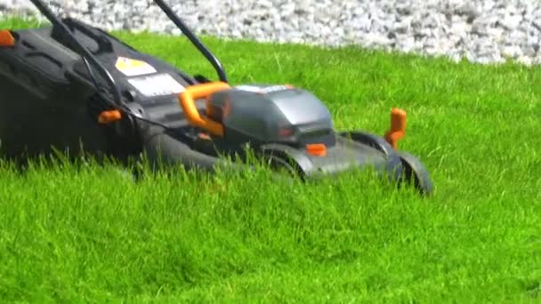 2023年6月25日 美国科罗拉多州城堡岩石市 在美国郊区的一座住宅里 用电动割草机精心修剪了一片茂盛的草坪 营造了一个整洁整洁的户外空间 — 图库视频影像