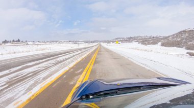 Kış sonrası fırtınada önden giden bir yol huzurlu bir sürüş sunuyor. Etrafı karla kaplı olan manzara, huzurlu ve resimsel çevreye katkıda bulunarak, sürüş gücünü artırıyor.