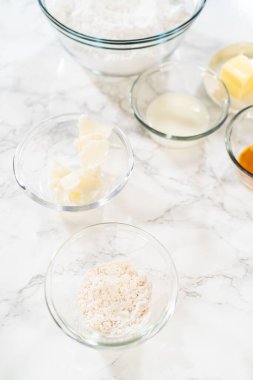 Ölçülen malzemeler tezgahın üzerindeki karıştırma kaselerine konuyor ve kek karışımından nefis bir havuçlu kek yapmaya hazırlanıyor..