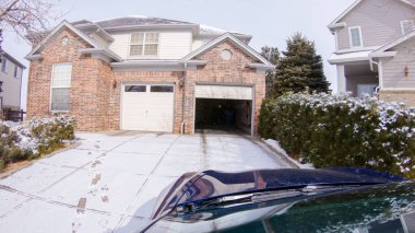 Kış fırtınasından sonra yeni temizlenmiş bir banliyö yolundan geçen kişi lüks bir yerleşim yerinden huzurlu bir sürüş yaşıyor. Karla kaplı evler ve ağaçlar resimlere katkıda bulunuyor