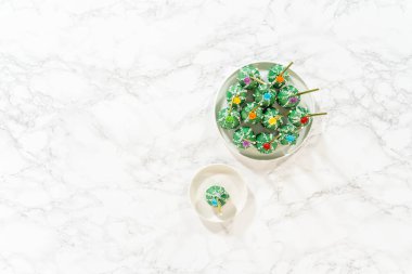 Düz yatıyordu. Cinco de Mayo kutlamalarında güzel süslenmiş kaktüs şekilli kek parçaları, parlak toz, şeker çiçekleri ve beyaz serpiştirilmiş..