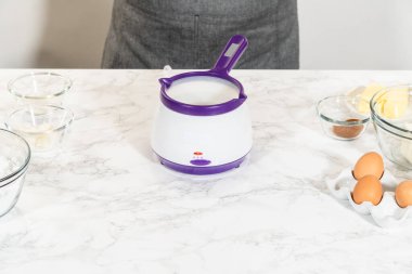 Sebze kısaltma ustalıkla eritilmiş kek kalıbını yağlamak ve bu lezzetli keki pişirmek için zemin hazırlamak için..