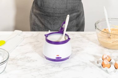 Sebze kısaltma ustalıkla eritilmiş kek kalıbını yağlamak ve bu lezzetli keki pişirmek için zemin hazırlamak için..