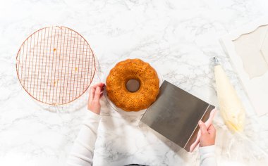 Yeni pişmiş havuçlu kek nefis bir krem peynirli krema tabakasıyla güzelce dondurulmuş..
