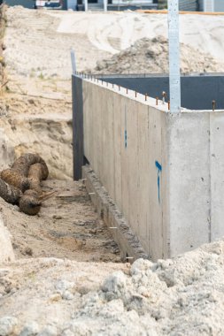 Banliyöde devam eden bir inşaat sahasında tek bir aile evinin temelleri atıldı..