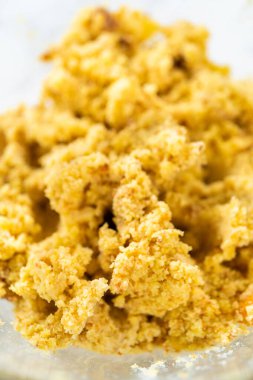 Cinco de Mayo kutlamasında kaktüs keki yapmak için büyük bir bardakta karışımı karıştırıyorum..