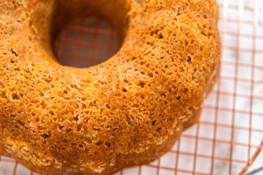 Yeni pişmiş havuçlu kek mutfak tezgahında serinlemek için bırakılır, havayı enfes aromalarla doldurur..