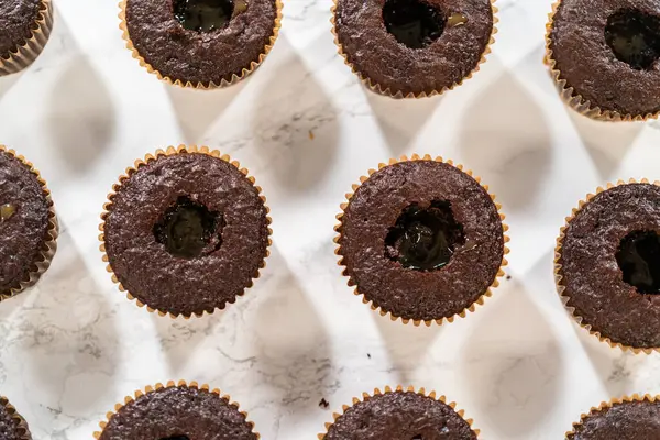 Cada Cupcake Chocolate Recibe Generoso Relleno Delicioso Caramelo Añadiendo Una — Foto de Stock