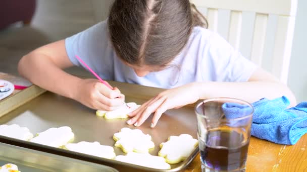 Serdeczna Scena Małej Dziewczynki Starannie Piszącej Przepraszam Ciasteczka Cukrem Barwiącym — Wideo stockowe