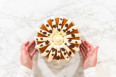 Düz yatıyordu. Balkabaklı kek krem peynirli krema ve çikolata yapraklı süsleme.