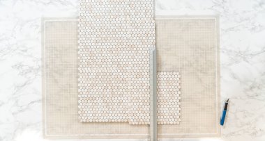 Kabuk soyma ve köpük tahtaya mozaik fayanslar yapıştırma sürecinde, yemek fotoğrafçılığı stüdyolarını estetik olarak geliştirmek için mükemmel..