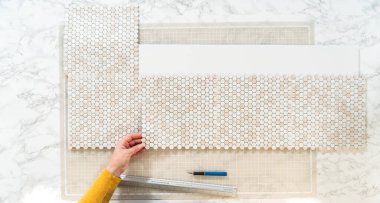 Kabuk soyma ve köpük tahtaya mozaik fayanslar yapıştırma sürecinde, yemek fotoğrafçılığı stüdyolarını estetik olarak geliştirmek için mükemmel..