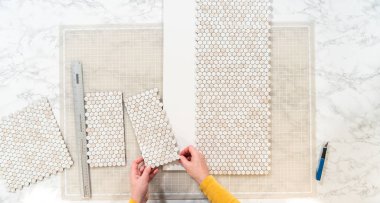 Kabuk soyma ve köpük tahtaya mozaik fayanslar yapıştırma sürecinde, yemek fotoğrafçılığı stüdyolarını estetik olarak geliştirmek için mükemmel..