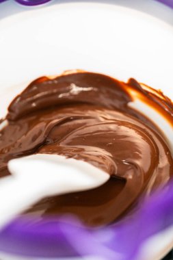 Balkabaklı keki süslemek için erimiş çikolatadan çikolata yaprağı yapıyorum..