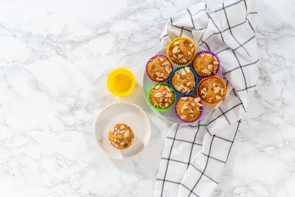 Deitado Muffins Semente Papoula Limão Recém Assados Decorados Com Lascas — Fotografia de Stock