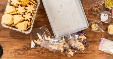 Dikkatlice paketlenmiş Noel kurabiyeleri, çikolataya batırılmış ve şeffaf selofan ambalajla sunulmuş, bayram hediyesi olarak mükemmel..