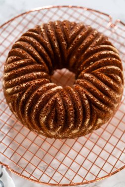 Yeni pişmiş kekin kalıbından ustalıkla çıkarılması pişirme sürecinin heyecan verici sonucuna işaret ediyor..