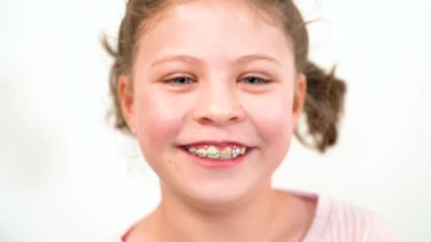 Αιχμαλωτισμένη Μια Χαρούμενη Στιγμή Ένα Γοητευτικό Κοριτσάκι Ένα Σαγηνευτικό Χαμόγελο — Αρχείο Βίντεο