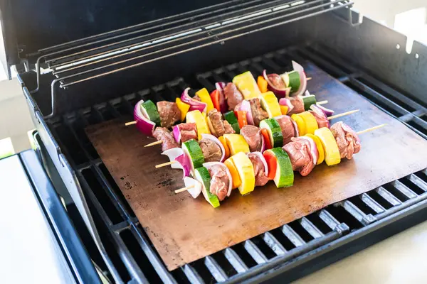 Skewered Beef Fresh Veggies Sizzle Copper Grill Mat Gas Outdoor — Stock Photo, Image